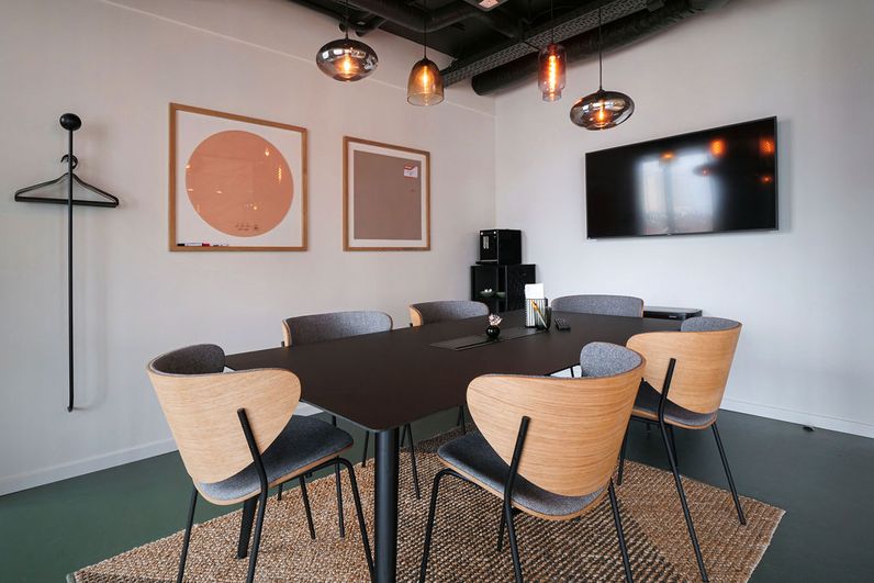 Stephanie Plaza - Business Center - Silversquare