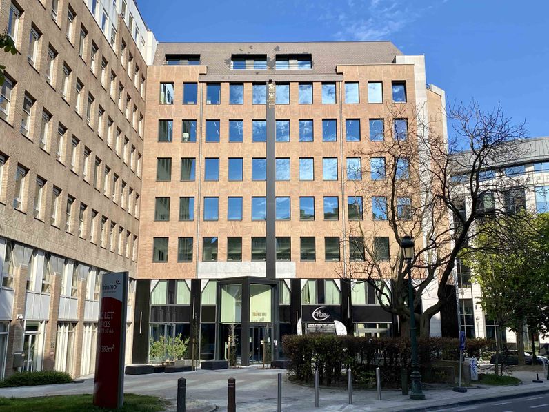 Trône 100