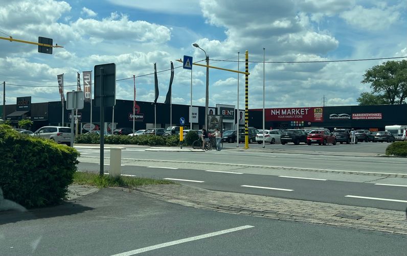 Mammoet Shopping II - Unit 4 FOR RENT